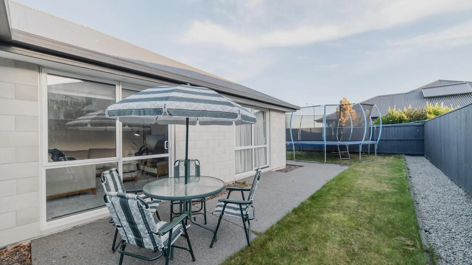Chic Retreat - Modern Comforts & Game Room Fun Christchurch