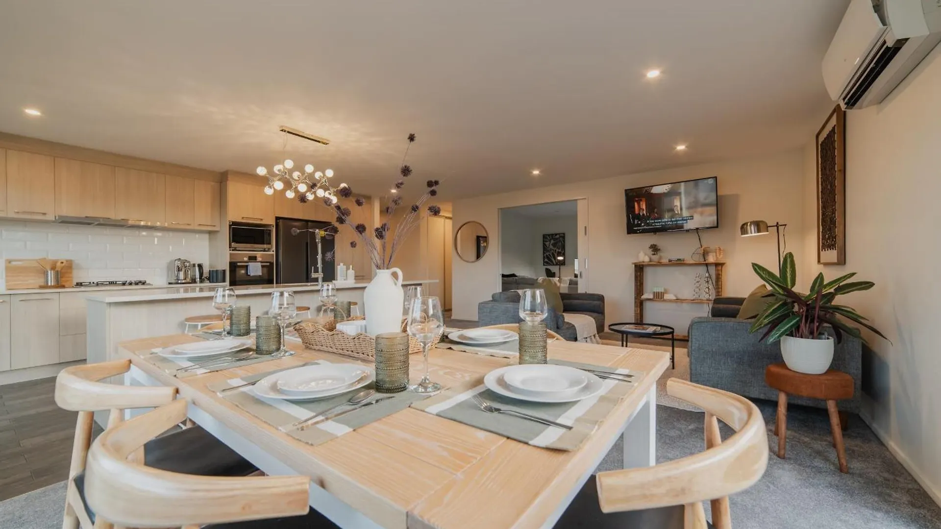 Chic Retreat - Modern Comforts & Game Room Fun Christchurch