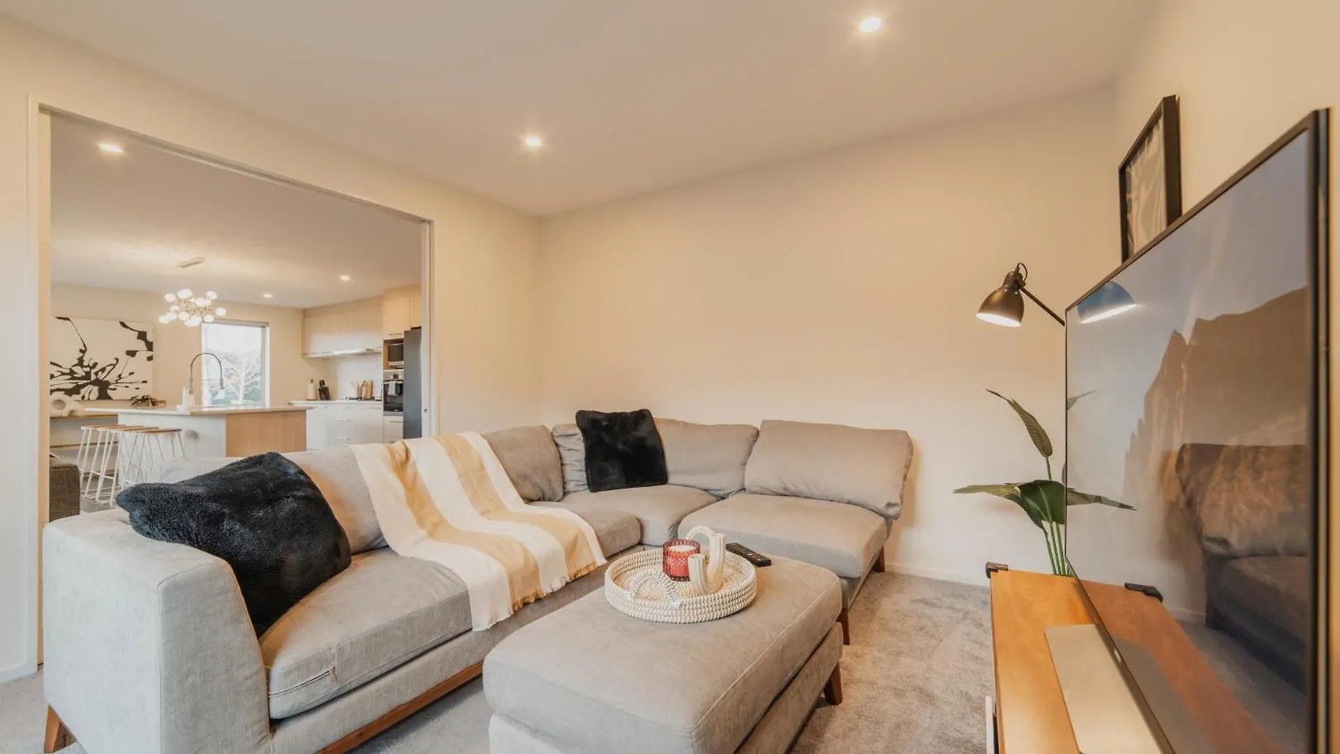 Chic Retreat - Modern Comforts & Game Room Fun Christchurch